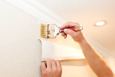 Pose de papier peint à la Roquette — revêtements muraux et toiles de verre
